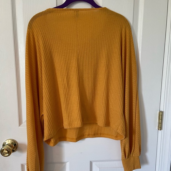 Cropped long sleeve sweater - Picture 2 of 3